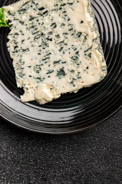 Rokfor peynirli gorgonzola peynirli peynir küflü doğal yiyecek organik ürün taze lezzetli gurme yemek arka planı masa rustik gıda üst görünümü fotokopi alanı üzerinde