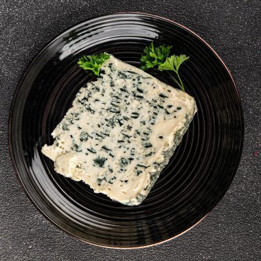 Rokfor peynirli gorgonzola peynirli peynir küflü doğal yiyecek organik ürün taze lezzetli gurme yemek arka planı masa rustik gıda üst görünümü fotokopi alanı üzerinde