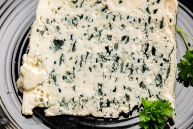 Rokfor peynirli gorgonzola peynirli peynir küflü doğal yiyecek organik ürün taze lezzetli gurme yemek arka planı masa rustik gıda üst görünümü fotokopi alanı üzerinde