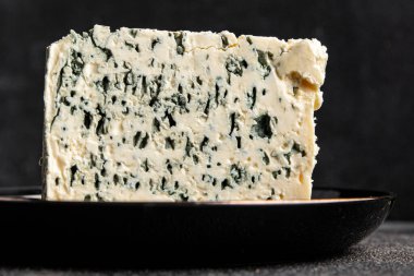 Rokfor peynirli gorgonzola peynirli peynir küflü doğal yiyecek organik ürün taze lezzetli gurme yemek arka planı masa rustik gıda üst görünümü fotokopi alanı üzerinde