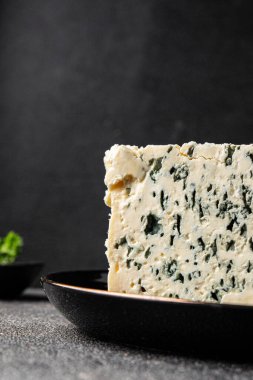 Rokfor peynirli gorgonzola peynirli peynir küflü doğal yiyecek organik ürün taze lezzetli gurme yemek arka planı masa rustik gıda üst görünümü fotokopi alanı üzerinde