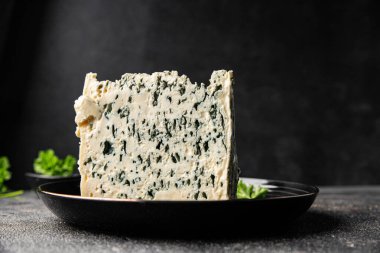 Rokfor peynirli gorgonzola peynirli peynir küflü doğal yiyecek organik ürün taze lezzetli gurme yemek arka planı masa rustik gıda üst görünümü fotokopi alanı üzerinde