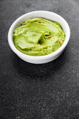Guacamole dip avokado sosu soğuk aperatif sebze ürünü organik ürün taze lezzetli gurme yemek arkaplanı masa rustik gıda üst görünümü fotokopi alanı üzerinde 