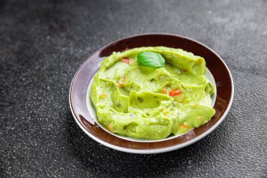 Guacamole dip avokado sosu soğuk aperatif sebze ürünü organik ürün taze lezzetli gurme yemek arkaplanı masa rustik gıda üst görünümü fotokopi alanı üzerinde 