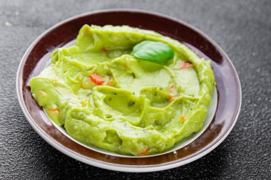 Guacamole dip avokado sosu soğuk aperatif sebze ürünü organik ürün taze lezzetli gurme yemek arkaplanı masa rustik gıda üst görünümü fotokopi alanı üzerinde 