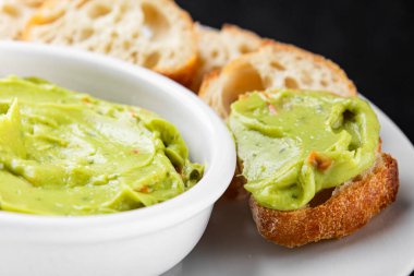 Guacamole dip avokado sosu soğuk aperatif sebze ürünü organik ürün taze lezzetli gurme yemek arkaplanı masa rustik gıda üst görünümü fotokopi alanı üzerinde 