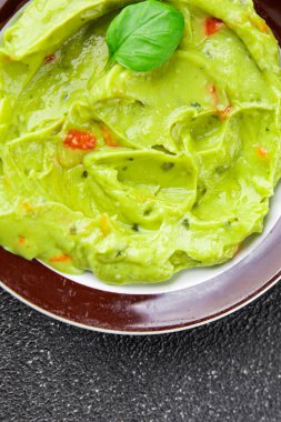 Guacamole dip avokado sosu soğuk aperatif sebze ürünü organik ürün taze lezzetli gurme yemek arkaplanı masa rustik gıda üst görünümü fotokopi alanı üzerinde 