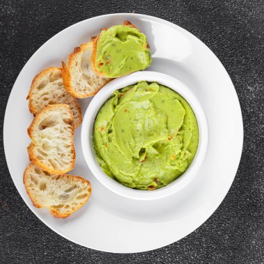 Guacamole dip avokado sosu soğuk aperatif sebze ürünü organik ürün taze lezzetli gurme yemek arkaplanı masa rustik gıda üst görünümü fotokopi alanı üzerinde 