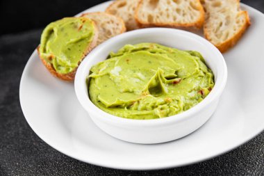 Guacamole dip avokado sosu soğuk aperatif sebze ürünü organik ürün taze lezzetli gurme yemek arkaplanı masa rustik gıda üst görünümü fotokopi alanı üzerinde 