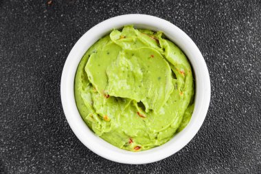 Guacamole dip avokado sosu soğuk aperatif sebze ürünü organik ürün taze lezzetli gurme yemek arkaplanı masa rustik gıda üst görünümü fotokopi alanı üzerinde 