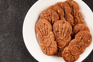 Çikolatalı kurabiye fındıklı tatlı mısır gevreği organik ürün lezzetli gurme yemek arkaplanı masa kırsal yiyeceklerin üst görünümü fotokopi alanı