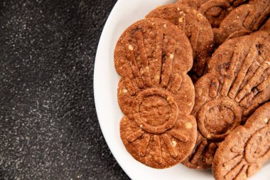 Çikolatalı kurabiye fındıklı tatlı mısır gevreği organik ürün lezzetli gurme yemek arkaplanı masa kırsal yiyeceklerin üst görünümü fotokopi alanı