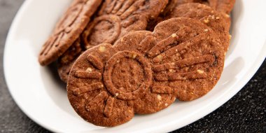 Çikolatalı kurabiye fındıklı tatlı mısır gevreği organik ürün lezzetli gurme yemek arkaplanı masa kırsal yiyeceklerin üst görünümü fotokopi alanı