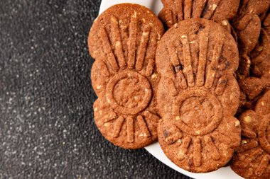 Çikolatalı kurabiye fındıklı tatlı mısır gevreği organik ürün lezzetli gurme yemek arkaplanı masa kırsal yiyeceklerin üst görünümü fotokopi alanı