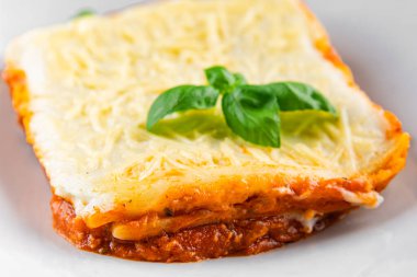 Lazanya eti beşamel, domates sosu, sebze sebzesi organik ürün taze lezzetli gurme yemek arkaplanı masa rustik gıda üst görünümü fotokopi alanı.