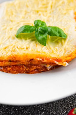 Lazanya eti beşamel, domates sosu, sebze sebzesi organik ürün taze lezzetli gurme yemek arkaplanı masa rustik gıda üst görünümü fotokopi alanı.