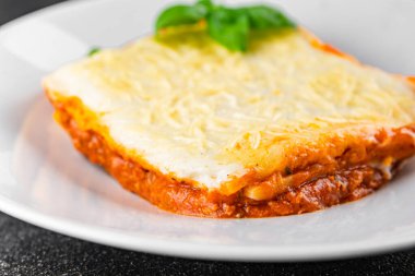 Lazanya eti beşamel, domates sosu, sebze sebzesi organik ürün taze lezzetli gurme yemek arkaplanı masa rustik gıda üst görünümü fotokopi alanı.