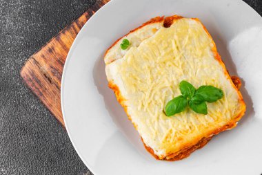 Lazanya eti beşamel, domates sosu, sebze sebzesi organik ürün taze lezzetli gurme yemek arkaplanı masa rustik gıda üst görünümü fotokopi alanı.