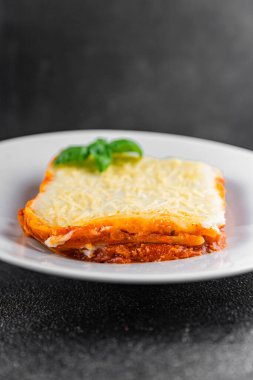 Lazanya eti beşamel, domates sosu, sebze sebzesi organik ürün taze lezzetli gurme yemek arkaplanı masa rustik gıda üst görünümü fotokopi alanı.