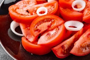 Salata domatesli sebze yemeği organik ürün taze gurme yemek arkaplanı masa rustik gıda üst görünüm fotokopi alanı