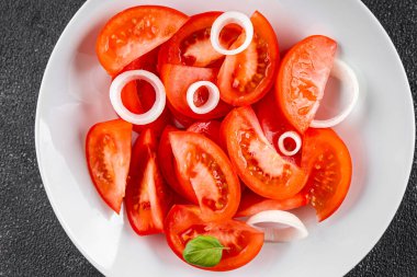 Salata domatesli sebze yemeği organik ürün taze gurme yemek arkaplanı masa rustik gıda üst görünüm fotokopi alanı