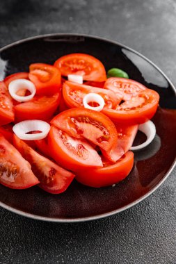 Salata domatesli sebze yemeği organik ürün taze gurme yemek arkaplanı masa rustik gıda üst görünüm fotokopi alanı