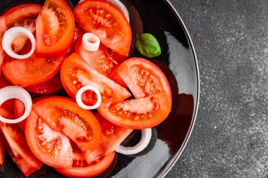 Salata domatesli sebze yemeği organik ürün taze gurme yemek arkaplanı masa rustik gıda üst görünüm fotokopi alanı