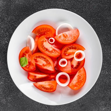 Salata domatesli sebze yemeği organik ürün taze gurme yemek arkaplanı masa rustik gıda üst görünüm fotokopi alanı