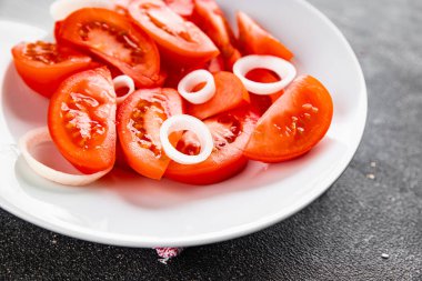 Salata domatesli sebze yemeği organik ürün taze gurme yemek arkaplanı masa rustik gıda üst görünüm fotokopi alanı