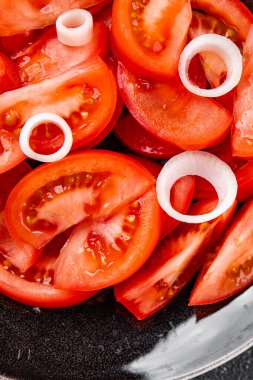 Salata domatesli sebze yemeği organik ürün taze gurme yemek arkaplanı masa rustik gıda üst görünüm fotokopi alanı