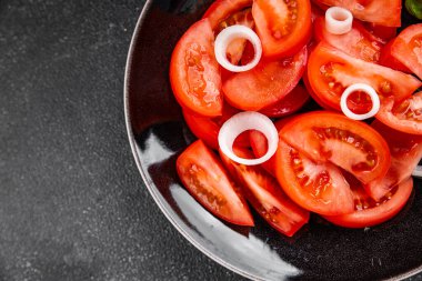 Salata domatesli sebze yemeği organik ürün taze gurme yemek arkaplanı masa rustik gıda üst görünüm fotokopi alanı