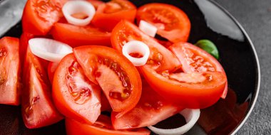 Salata domatesli sebze yemeği organik ürün taze gurme yemek arkaplanı masa rustik gıda üst görünüm fotokopi alanı