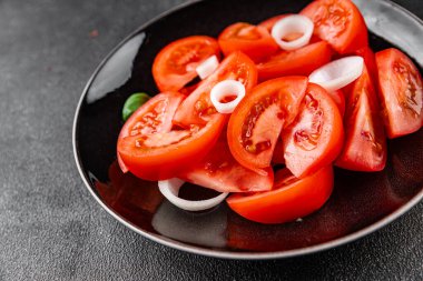 Salata domatesli sebze yemeği organik ürün taze gurme yemek arkaplanı masa rustik gıda üst görünüm fotokopi alanı