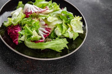 Salata yaprakları karışık buzdağı, batavya, marul, turşu, romano, arkadaş aperatifi sebzeler organik taze lezzetli gurme yemek arka planı masa fotokopisi alanı üzerinde