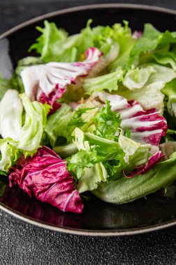 Salata yaprakları karışık buzdağı, batavya, marul, turşu, romano, arkadaş aperatifi sebzeler organik taze lezzetli gurme yemek arka planı masa fotokopisi alanı üzerinde