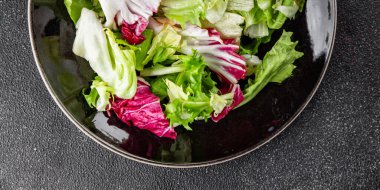 Salata yaprakları karışık buzdağı, batavya, marul, turşu, romano, arkadaş aperatifi sebzeler organik taze lezzetli gurme yemek arka planı masa fotokopisi alanı üzerinde