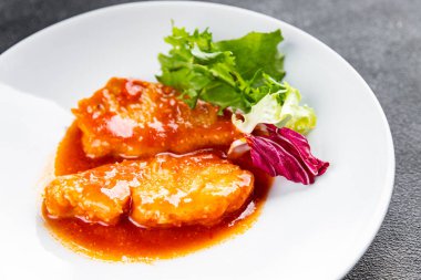 Balık domates sosu beyaz balık filetosu organik lezzetli gurme yemek arkaplanı masa rustik yiyecekler üst görünüm fotokopi alanı