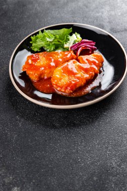 Balık domates sosu beyaz balık filetosu organik lezzetli gurme yemek arkaplanı masa rustik yiyecekler üst görünüm fotokopi alanı