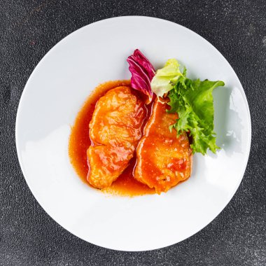 Balık domates sosu beyaz balık filetosu organik lezzetli gurme yemek arkaplanı masa rustik yiyecekler üst görünüm fotokopi alanı