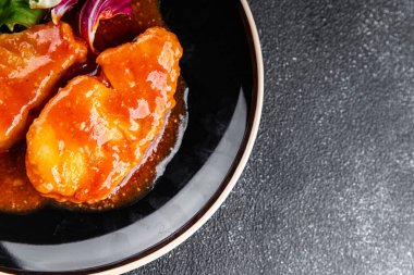 Balık domates sosu beyaz balık filetosu organik lezzetli gurme yemek arkaplanı masa rustik yiyecekler üst görünüm fotokopi alanı