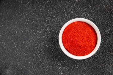 Kırmızı biber ezmesi biber biberi baharat aperatif sebzeler organik ürün lezzetli gurme yemek arka planı masa rustik gıda üst görünümü fotokopi alanı