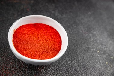 Kırmızı biber ezmesi biber biberi baharat aperatif sebzeler organik ürün lezzetli gurme yemek arka planı masa rustik gıda üst görünümü fotokopi alanı