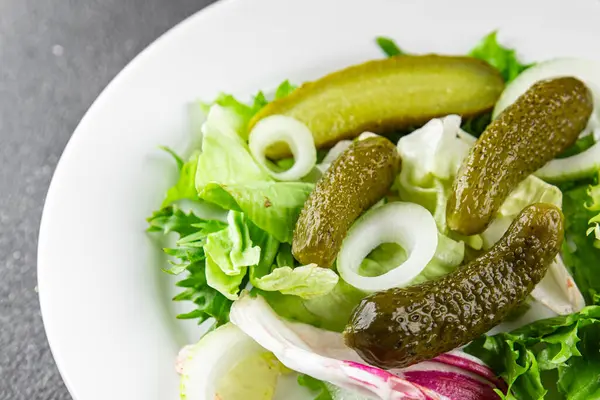 Salatalık turşusu salatalık turşusu karışık yeşil yaprak salatası iştah açıcı sebze yemeği taze organik lezzetli gurme yemek arka planı masanın üzerinde.