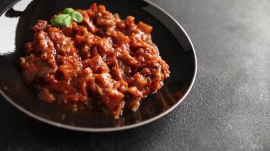 Patlıcan yahnisi fırında sebze salatası lezzetli gurme yemek arkaplanı masa rustik yemekler fotokopi alanı keto ve paleo diyet vejetaryen ve vejetaryen yemekleri