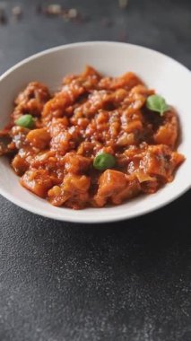 Patlıcan yahnisi fırında sebze salatası lezzetli gurme yemek arkaplanı masa rustik yemekler fotokopi alanı keto ve paleo diyet vejetaryen ve vejetaryen yemekleri