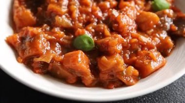 Patlıcan yahnisi fırında sebze salatası lezzetli gurme yemek arkaplanı masa rustik yemekler fotokopi alanı keto ve paleo diyet vejetaryen ve vejetaryen yemekleri