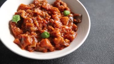 Patlıcan yahnisi fırında sebze salatası lezzetli gurme yemek arkaplanı masa rustik yemekler fotokopi alanı keto ve paleo diyet vejetaryen ve vejetaryen yemekleri