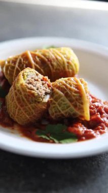 Lahana rulo et, lahana, leziz taze gurme yemek, arka plan masa, kırsal yemek, fotokopi alanı ve paleo diyeti.