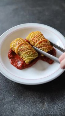 Lahana rulo et, lahana, leziz taze gurme yemek, arka plan masa, kırsal yemek, fotokopi alanı ve paleo diyeti.