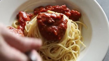 Spagetti eti bolonez makarna sosu lezzetli lezzetli lezzetli gurme yemek arka plan masa kırsal yemek üst görünüm fotokopi alanı